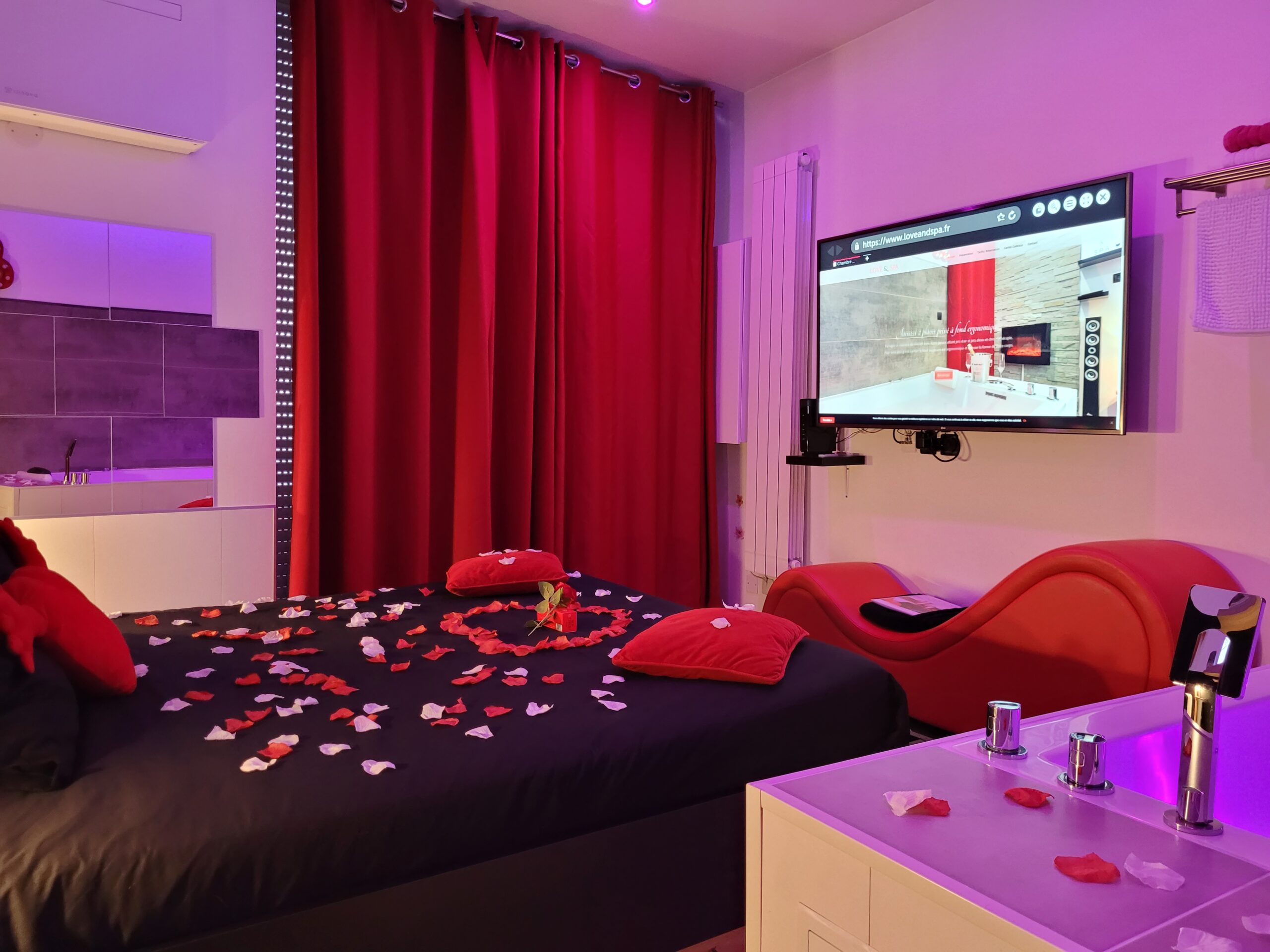 Love Room à Avignon avec Jacuzzi 2 places et grande Télé connectée avec Netflix