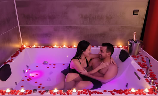 Love Room à Avignon avec Jacuzzi 2 places et grande Télé connectée avec Netflix
