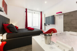 Suite avec jacuzzi 2 places à Avignon, Vaucluse, Provence. Suite avec jacuzzi 2 places à Avignon, Vaucluse, Provence.